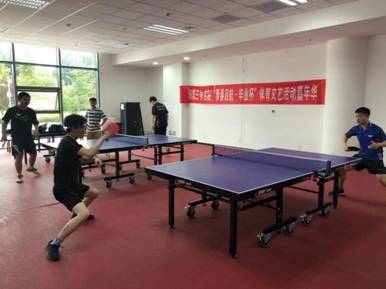 人在乒乓球桌子低可信度描述已自动生成