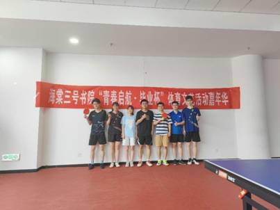 一群人站在室内中度可信度描述已自动生成