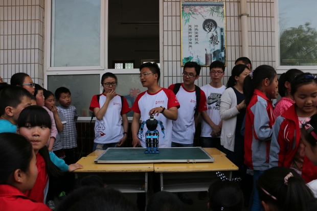 大骨班学员介绍科技作品——机器人