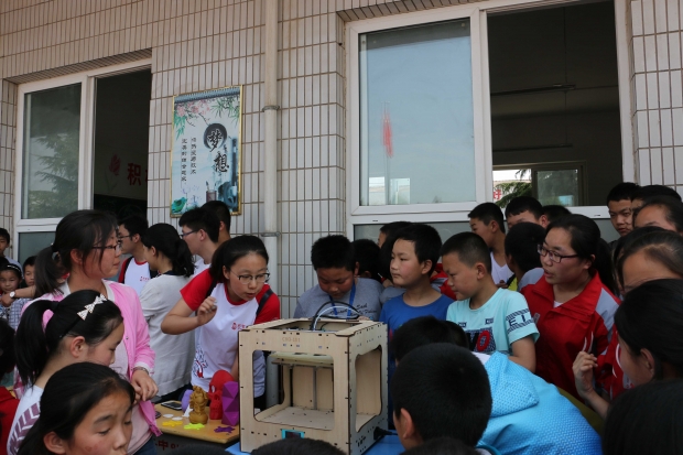大骨班学员为同学们讲解展示3D打印机