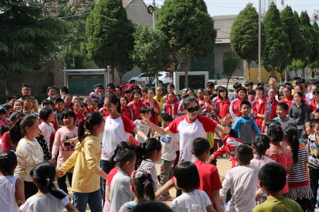 大骨班学员带领平路庙学校的同学们一起舞蹈